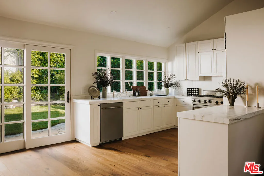 2124 Eric Drive, Los Angeles, California 90049 home-pic-8